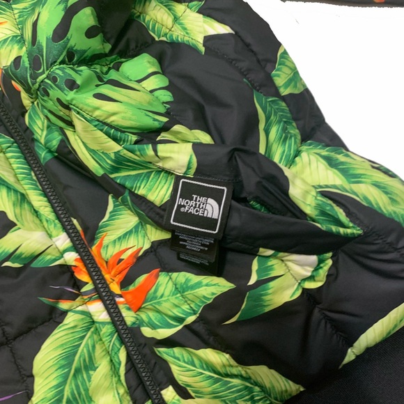 The North Face men’s reversible puffer jacket featuring tropical print - Picture 8 of 11